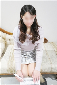 ☆☆【完全業界未経験】激カワ若奥様!!☆☆
小柄で華奢な体型、
そして見るからにMっ気が強そうな雰囲気!
照れながらはにかむ笑顔がとってもcute!!
断言します「かわいいは正義です」!!
逢った瞬間から感じる不思議な心地良さは
「まだ会って5分なのに2年くらい付き合ってる感覚」
しかも性格が抜群にいい!
とても優しく、清楚な雰囲気は
宮殿ファンの大好物!!
絶対にハマっちゃいます!
しかも、「未経験」でこんなに可愛いのに
ちゃんとHなんです。
ちょっとHとかじゃなくちゃんとHなんです!!
なんでももともとはかなりのM気質で
「首絞めとかたたかれるとかも好きなんです」と言うぐらいのドMさん!
それなのに「責められてると私も責めたくなっちゃうんです」
「男の人が感じていたり、痛がってるのがカワイイ」と
こちらはドS発言!!
彼女の中には「ドM」と「ドS」が同居しているんです!!
なんともレアパターン!!
更には、かなりの敏感体質で、
性感帯は全身!特に舐められると、
スグにアソコはツユダク状態、
Hな声も止まらない!!
こんなに可愛くて、未経験なのに
こんなにエロい!
本当に奇跡みたいな女性です!!
小柄美乳の完全素人
更にエロい!
これは選ばない理由はありませんよ!!!