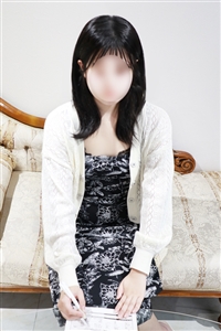 ★完全業界未経験★
癒しの極限へ…!!
癒し度MAXの完全素人!!
【清楚】【色白】【黒髪】【純粋】【純白】
素人の条件すべて兼ね備えた素人!!
見た目は清楚で純粋そうな感じしてますが、実は…
温泉が好きな彼女。
全国の色んな温泉に行くみたいですが、混浴も経験済み。
しかもその温泉でオナニーをしてしまうんだとか!!!
混浴に行くとやっぱり男性も居て、ダメとは分かっていてもバレないようにオナニーをしてしまう。
湯温とオナニーの興奮のせいで体温は上昇し、お顔は真っ赤に!!
「見られてるかも…」と思えば思うほどどんどん恥ずかしくなってきて止まらなくなる!!
ダメだと分かっていてもしてしまう。
そんなスリルあるオナニーが興奮してしまうというエッチぶり。
でも最近はもう何年もドキドキしていないみたいで
1人で寂しくそのドキドキを埋めているような状態。
やっぱり一人でじゃなく、男性の実際の温もりを感じながら
リアルなドキドキをしたい。
ドキドキさせてほしい。
そんな想いを抱えているんです。
いちゃいちゃいすることが好きで
キスなんかも大好き。
「キスしているだけで幸せな気持ちになれます」なんて可愛いこと仰ってました。
ずっと接客業で勤務されていた為、コミュニケーション能力も抜群で
話しているだけでも癒されます。
礼儀正しく、笑顔の尽きない彼女となら【本物の恋人】のようにお過ごしいただけます。
温泉好きだからなのか肌もめちゃくちゃ綺麗で真っ白。
一点の曇りもない美肌に惚れてしまいます。
見るからに従順で純粋そうな彼女はまさに男性の理想。
尽くすのが好きという彼女は男性に尽くして尽くして尽くしまくる!
従順な彼女はまさにあなただけの恋人。
秘密の不倫をするにはうってつけのセレブ。
あなたの今日の不倫相手、ここにいますよ。