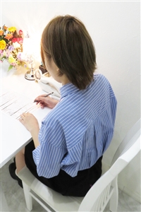 【男性経験極少の未経験若奥様☆】
まだまだ幼さの残る可愛らしい顔立ちに、
印象的な大きな瞳!
ショートカットのよく似合う美少女系ロリセレブ!!
スタイルは見た目の印象からでは想像できないほどのナイスバディー!
第一印象は小柄で華奢な印象ですが、
そんな印象を裏切るようにたわわに実ったDカップオッパイ!
更にしっかりくびれたウエストに
女性らしく少し小ぶりなおしり!
これだけでこの先繰り広げられる
Hな時間が楽しみで仕方なくなっちゃいます!
しかも、【完全業界未経験】!!男性経験は僅か2人!!!
まだまだ穢れを知らない純白のような女性です!
そんな未経験の彼女は
Hな事には凄く興味があるものの、今までの数少ないH経験では
全く物足りなかったそうなんです。
AVやHなマンガで観るような、刺激的なHがしてみたいと
思っているものの、中々言い出せなくて、
不完全燃焼のまま、その想いだけが膨らみ続けていました。
そんな、溜まりに溜まった思いを発散したくて、
宮殿に飛び込んで来てくれました!
彼女の「してみたい」「されてみたい」を聞いてあげて下さい!
驚きのお願いをされちゃうかもしれません!
まだまだ不慣れな部分もあるかもしれませんが、
それを超える「満足感」をお約束できる
とっても素敵な女性です!
彼女のお願いを聞いてあげて下さい!!
